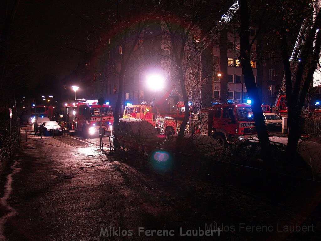 Feuer 3 Dachstuhlbrand Koeln Muelheim Gluecksburgstr P187.JPG